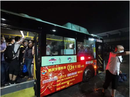 暴雨無(wú)情 公交有愛(ài) ——風(fēng)雨中的堅(jiān)守，因?yàn)槲覀兪枪蝗? width=